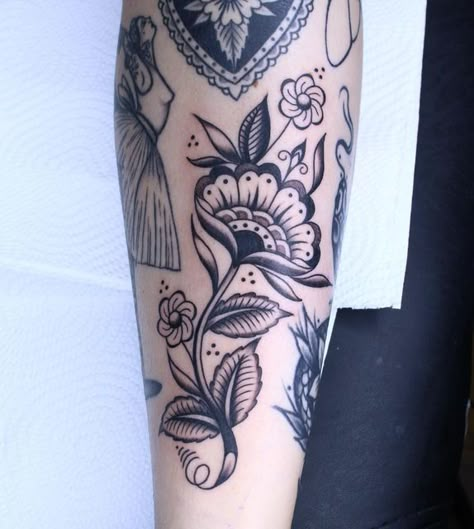 Traditional Style Tattoo Gap Fillers, Small Filler Traditional Tattoo, Cute Gap Filler Tattoos, Filler Tattoo Ideas Gap Traditional, Trad Gap Filler Tattoos, Floral Sleeve Filler Ideas, Black And White Neo Traditional Tattoo, Filler Traditional Tattoo, Traditional Tattoo Feminine