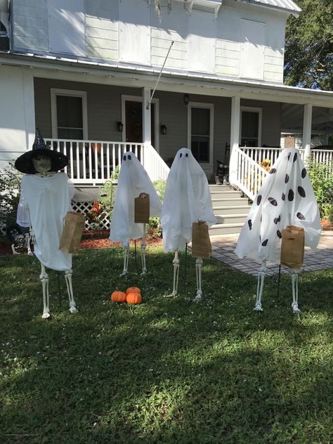 Pose Skeleton For Halloween, Skeleton Ideas For Halloween, Poseable Skeleton Ideas, Skeleton Yard Scenes, Halloween Skeletons Yard Funny, Skeleton Displays For Halloween, Skeleton Shenanigans, Skelton Ideas, Skeleton Displays