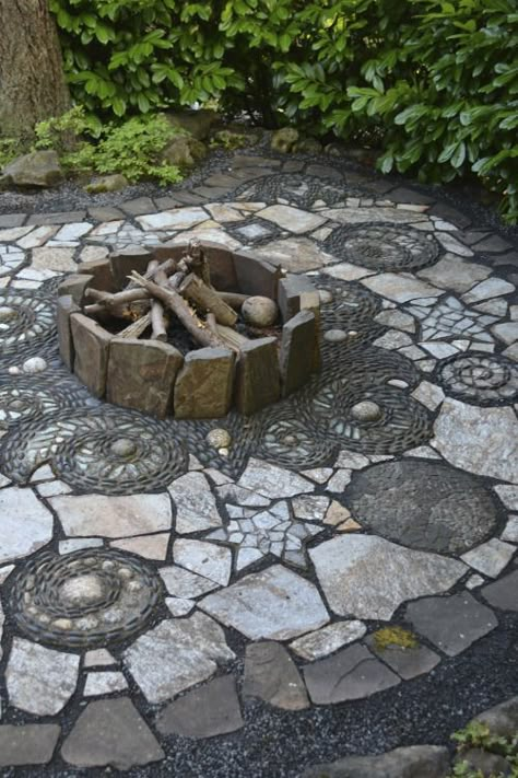 Fire pit patio stone inlays Garden Lighting Diy, Flagstone Path, Lighting Diy, Cheap Backyard, Garden Paving, Flagstone Patio, Garden Walkway, Wine Barrels, Pebble Mosaic