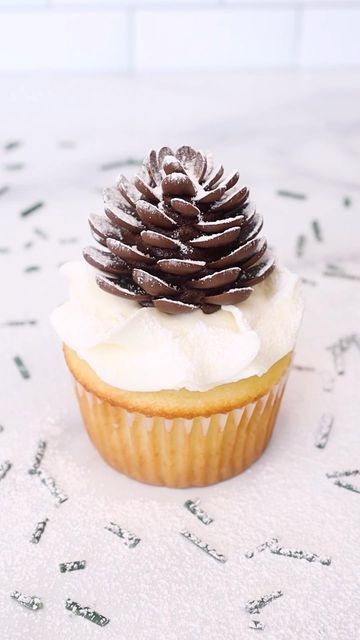 Christmas Dessert Pinecone, Pine Cone Cake Decoration, Pine Tree Cupcakes, Pine Cone Desserts, Pinecone Cake Pops, Pine Cone Cupcakes, Chocolate Pine Cones, Pinecone Dessert, Christmas Birthday Cupcakes