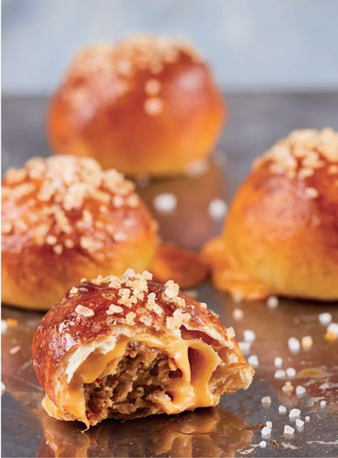 Pretzel Burger, Burger Bites, Party Food Recipes, Pretzel Dough, Mini Meatballs, Pretzel Bun, Pretzel Crust, 50 Birthday, American Recipes