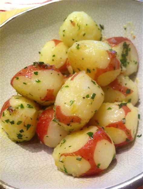 Buttery Boiled Baby Red Potatoes with Herbs | OMNIVOROUS Red Skin Potatoes Recipe, Potatoes With Herbs, Boiled Red Potatoes, Supper Meals, Red Potato Recipes, Red Potato, Red Skin Potatoes, Small Red Potatoes, Side Items