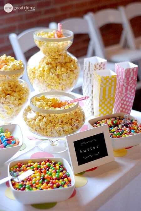 Popcorn Bar Recipes, Wedding Popcorn Bar, Party Snack Table, Popcorn Buffet, Diy Movie Night, Popcorn Wedding, Snack Station, Birthday Snacks, Pop Baby Showers