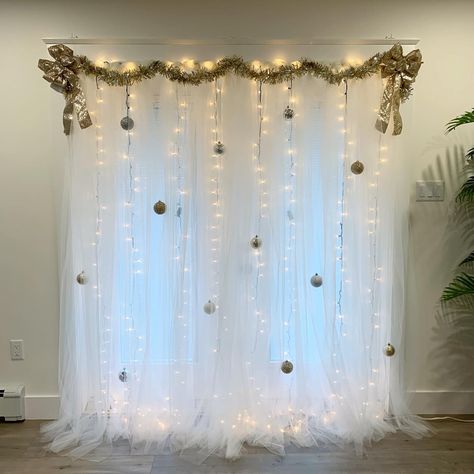 Ornament Photo Backdrop, Christmas Ornament Backdrop, Christmas Party Backdrop Ideas Diy Photo, Photo Backdrop With Lights, Christmas Backdrop Ideas, Diy Christmas Photo Backdrop, White Christmas Backdrop, Backdrop With Lights, Bows Garland