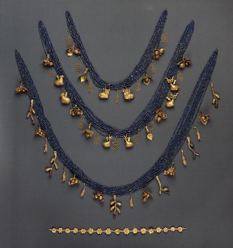 Queen Puabi’s (also called Shubad) diadem. Circa 2500 B.C. Queen Puabi, Penn Museum, Ancient Jewels, Ancient Jewellery, Antique Engagement Ring, Historical Jewellery, Charm Necklaces, Ancient Jewelry, Mesopotamia