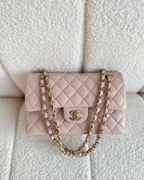 Mk Bags Michael Kors Mk Handbags, Coco Chanel Bags, Pink Chanel Bag, Mk Handbags Michael Kors, Chanel Rose, Louis Vuitton Messenger Bag, Minimalist Handbag, Chanel Classic Flap Bag, Classic Flap Bag