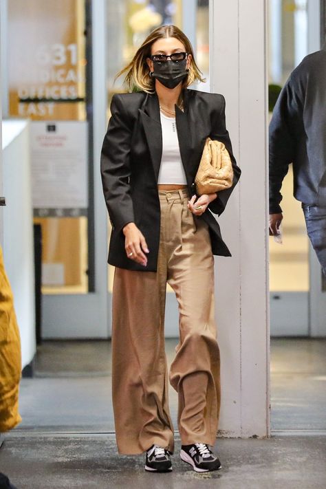 Stylish Sneakers Women, 90s Inspired Fashion, Hailey Baldwin Street Style, Hailey Bieber Outfits, Hailey Bieber Style, Hailey Baldwin Style, Looks Street Style, Women Street, April 12