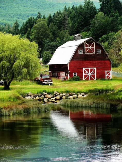 picture perfect barn Futurist Architecture, Barn Pictures, Country Barns, Barns Sheds, Farm Barn, Country Scenes, Farms Living, Red Barns, Old Barns