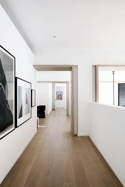 Discover Kelly Hoppen's neutral spacious house in west London on HOUSE - design, food and travel by House & Garden. Hallway With Pictures, Kelly Hoppen Interiors, Kelly Hoppen, 아파트 인테리어, Interior Modern, Design Del Prodotto, House Flooring, Wooden Flooring, Best Interior