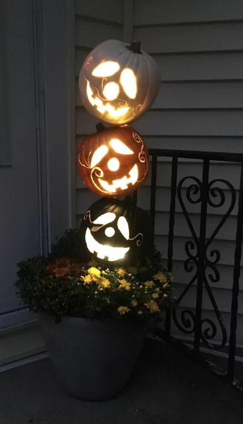 15 Fun Ways to Get Your Porch & Front Yard Ready for Halloween | Hometalk Diy Halloween Party, Casa Halloween, Pumpkin Topiary, Plastic Pumpkins, Harry Potter Halloween, Deco Nature, Halloween Tattoo, Stacked Pumpkins, Halloween Porch