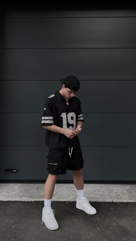 Sports Men Outfit, Oldschool Outfits Men, Sport Shorts Men Outfit, Shorts For Men Outfits, Cute Mens Outfits Summer, Outfit With Shorts Men, Jersey Men Outfit, Men Street Wear Outfits, Air Force One Outfit Men