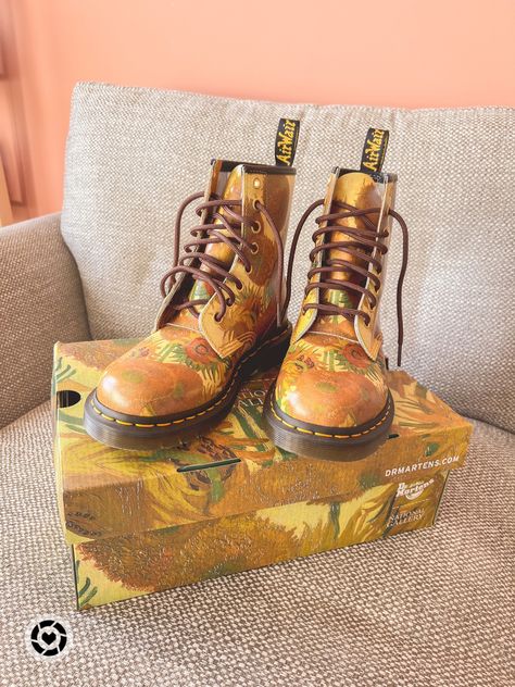 Flower Dr Martens Outfit, Dr Martens National Gallery, 22 Outfit Ideas, Floral Dr Martens, Sunflower Boots, Dr Martens Outfits, Shoes Painting, Dr Martens Outfit, Doc Martens Style