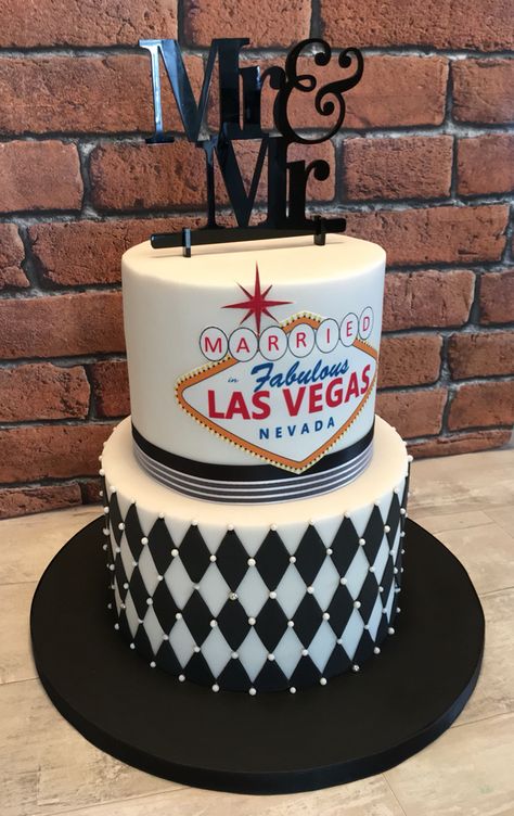 Las Vegas Wedding party cake Las Vegas Themed Wedding Reception, Vegas Wedding Cake Ideas, Vegas Wedding Theme Party, Vegas Wedding Decor, Vegas Theme Cake, Las Vegas Wedding Cake, Vegas Wedding Cake, Vegas Wedding Party, Cake By The Slice