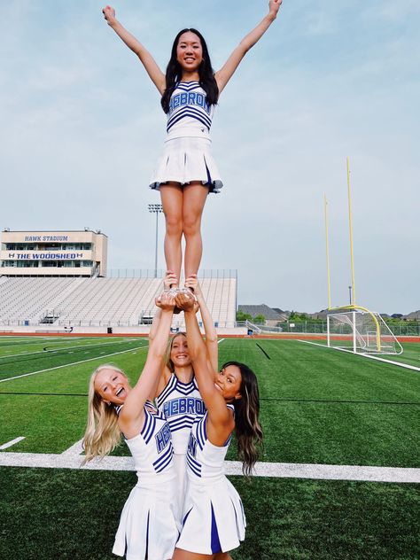 Cheer Picture Poses Two People, Cheer Squad Pictures, Cheerleading Flyer, Cheerleading Poses, Cheer Games, Cheer Flyer, Softball Cheer, Cheer Team Pictures, Cute Senior Pictures