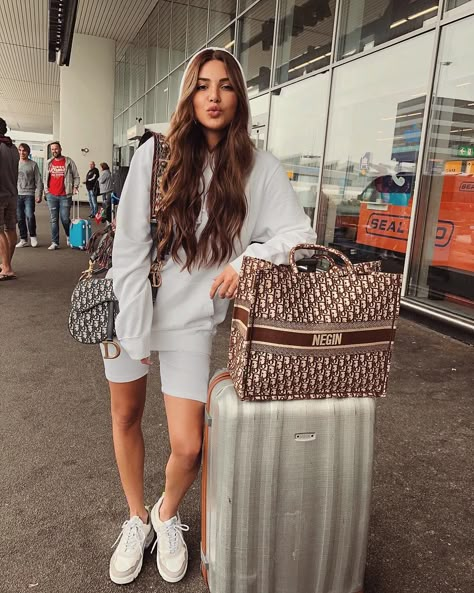 15 airport outfit ideas to wear in 2019 - Fashion Inspiration and Discovery Bike Shorts Outfit, Airport Travel Outfits, Flight Outfit, Air Port Outfit, Airplane Outfits, Fashion Travel Outfit, Negin Mirsalehi, Travel Clothes Women, Dior Book Tote