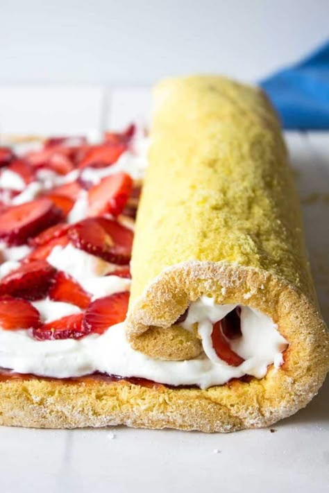 Fresh strawberries and whipped cream rolled into a light sponge cake makes an impressive dessert. This Swiss Roll is perfect when strawberries are at the peak of the season. Make for a birthday celebration, Mother's Day or whenever you want a special dessert. Strawberry Roll, Strawberries And Whipped Cream, Swiss Roll Cakes, Jelly Roll Cake, Strawberry Roll Cake, Mousse Au Chocolat Torte, Impressive Dessert, Recipes Strawberry, Fresh Strawberry Recipes