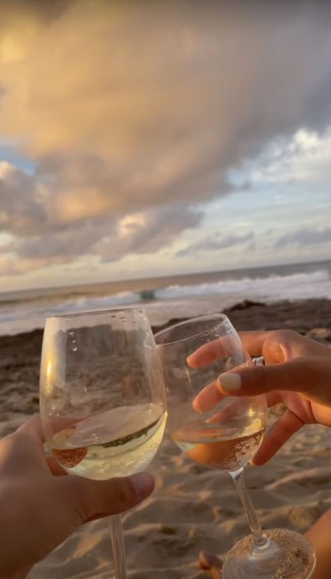 Wine Beach Aesthetic Night, Wine At Beach Aesthetic, Drink Beach Aesthetic, Wine On The Beach Aesthetic, Wine Beach Aesthetic, Beach Drinks Aesthetic, Teodora Core, Isabel + Core + Aesthetic, Summer Wine Aesthetic