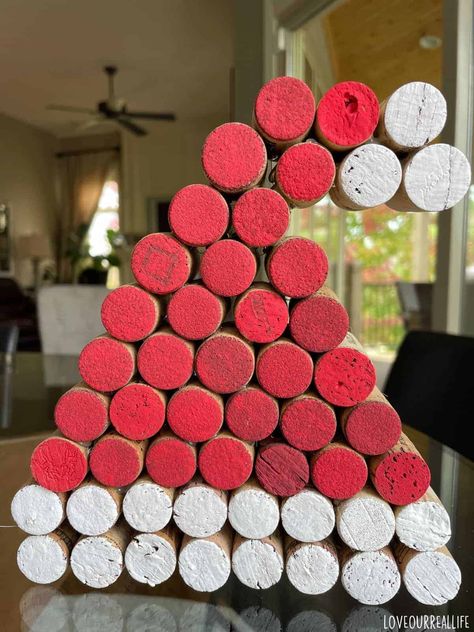 Cute Wine Cork Crafts, Easy Wine Cork Crafts Diy, Wine Cork Diy Projects Craft Ideas, Crafts To Do With Wine Corks, Wine Cork Santa Hat, Easy Wine Cork Crafts, Christmas Crafts With Wine Corks, Cork Art Projects, Cork Santa Hat