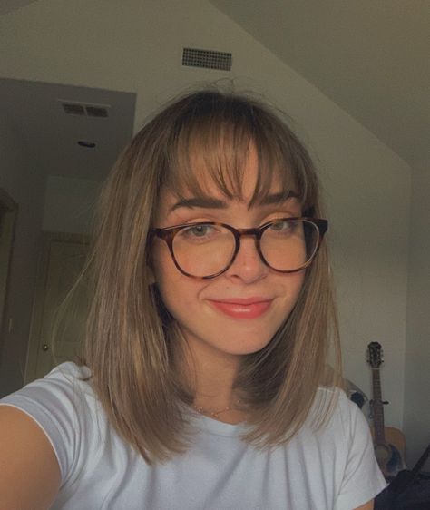 Bangs Round Face Short Hair, Wispy Bangs Glasses, Hairstyles With Front Bangs, Wispy Bangs Round Face Glasses, Shirt Hair With Bangs, Bangs With Glasses Round Face, Glasses With Bangs, Wispy Bangs With Glasses, Bangs With Glasses