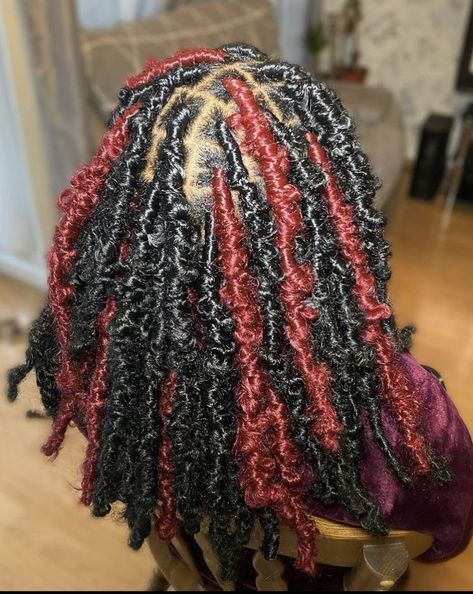 Butterfly Locs Different Colors, Short Butterfly Locs With Color Red, Black And Burgundy Butterfly Locs, Faux Locs Red And Black, Black And Burgundy Locs, Butterfly Locks Color, Butterfly Locs With Color Red, Butterfly Locs Red And Black, Butterfly Locks With Color