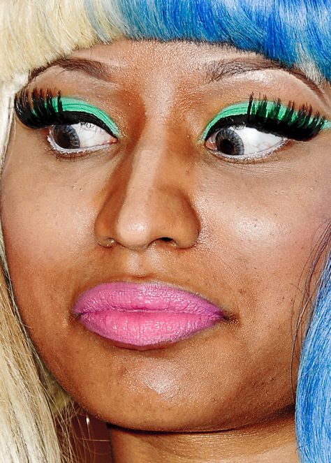 Celebrity Close-Up. This is more how highlighting and contouring look in person Celebrity Makeup Fails, Nicki Minaj Nails, What Is Makeup, Crazy Celebrities, Common Makeup Mistakes, Makeup Fails, Bad Makeup, Celebrity Makeup Looks, Makeup Humor