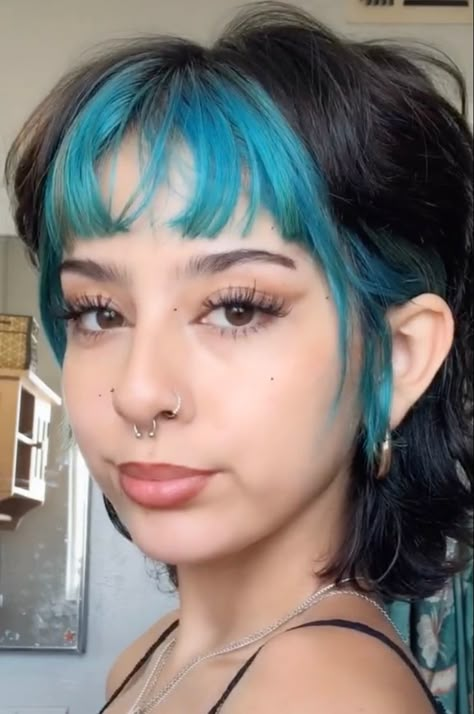 Hair Dye Mullet, Mullet Hair Dye Ideas, Queer Hair Color, Mullet Updo, Dyed Bangs Short Hair, Pixie Cut Dyed Hair, Mullet Hair Color Ideas, Colored Mullet, Mullet Dyed Hair