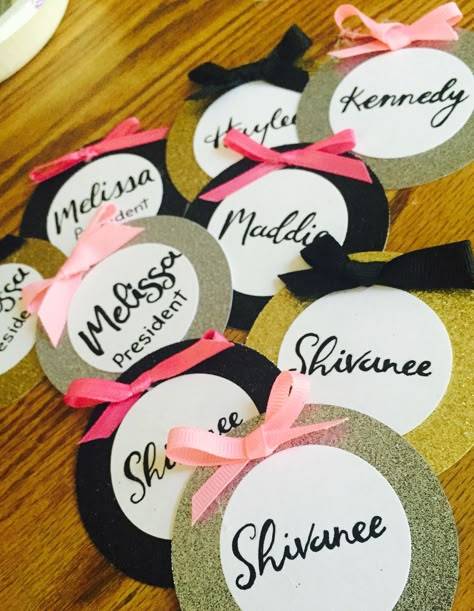 Tags For Farewell Party, Batch For Teachers Day, Diy Batches With Paper, Farewell Ideas For Seniors College, Batches Design Ideas For Students, Farewell Badge Ideas, Teachers Day Batches, Badges For Farewell, Handmade Badges For Farewell