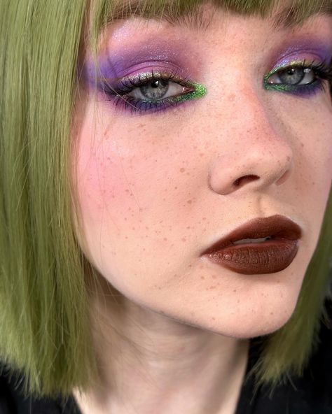 Full @kaleidosmakeup look ｡･:*:･ﾟ’☆ 𝔢𝔶𝔢𝔰 The Escape Pod palette, Glowing Iris Palette, Limelight multichrome pencil 𝔣𝔞𝔠𝔢 Dreamwalk Blush 𝔩𝔦𝔭𝔰 Mahogany Lip Clay #макияж #креативныймакияж #makeup #creativemakeup #brightmakeup #cosmetics #косметика #kaleidos #kaleidosmakeup #glowingiris #theescapepod Kaleidos Makeup, Blush Lips, Escape Pod, Bright Makeup, Facepaint, Creative Makeup, Makeup Inspo, Face Painting, Style Ideas