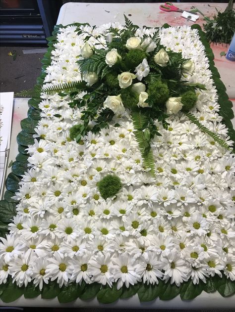 Grave Flowers Cemetery, Cemetary Decorating Ideas, Gravestone Wreath, Grave Blankets Ideas, Flowers For Gravesite, Diy Grave Blankets, Cemetary Ideas, Graveside Decorations, Grave Blanket