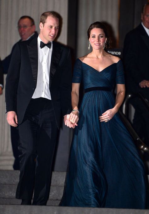 December 9, 2014 — Kate dazzled in an off-the-shoulder dress with an empire waist to the St. Andrews 600th Anniversary Dinner at the Metropolitan Museum of Art in New York City. Kate Middleton Maternity, Kate Middleton Pregnancy Style, Pregnant Wedding Guest, Maternity Gowns Formal, Maternity Evening Gowns, Maternity Looks, Kate Middleton Pregnant, Elegant Maternity Dresses, Maternity Evening