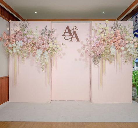 Pastel Photo Backdrop, Wedding Stage Flowers, Photo Wall Wedding Backdrop, Wedding Backdrop Design Indoor, Backdrop For Wedding Reception, Dekor Engagement, Pink Wedding Backdrop, Decor Lamaran, Dekor Akad