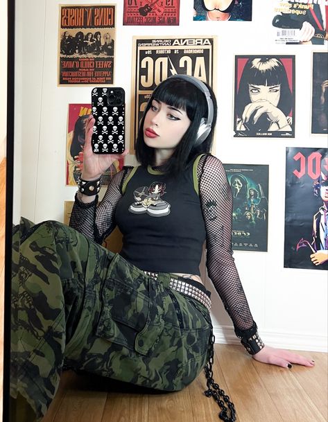 New York Alternative Fashion, Cyberpunk Outfit Plus Size, Emo Overalls, Alt Cardigan Outfit, Warm Emo Outfits, Ramona Flowers Style, Goth Overalls Outfit, Alt Overalls Outfit, Metalhead Outfit Ideas