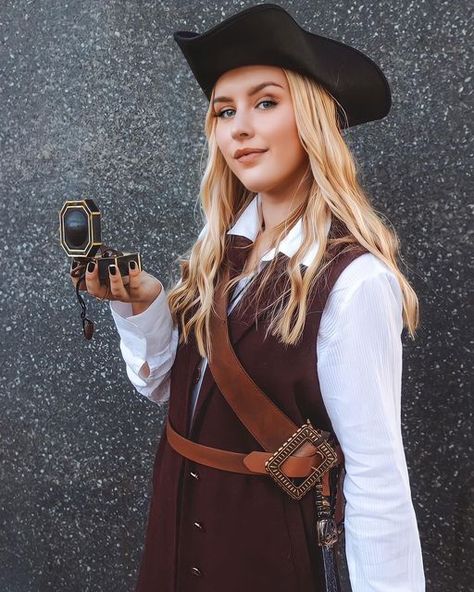 Elizabeth Swann Costume, Keira Knightley Pirates, Swan Halloween, Elizabeth Swann, Disney Cosplay, Halloween Jack, Keira Knightley, Jack Sparrow, Longchamp Le Pliage Backpack