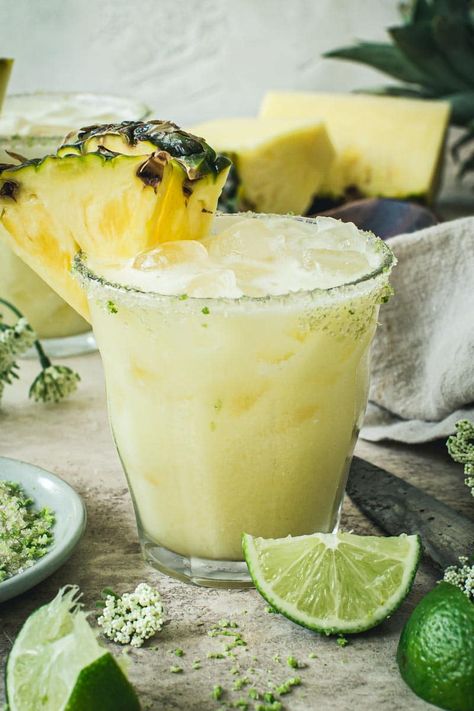 Pineapple Drink Garnish, Pineapple Coconut Margarita, Coconut Margarita Recipe, Coconut Margarita, Best Summer Cocktails, Pineapple Margarita, Healthy Nutrition Plan, Brown Spots Removal, Pineapple Coconut