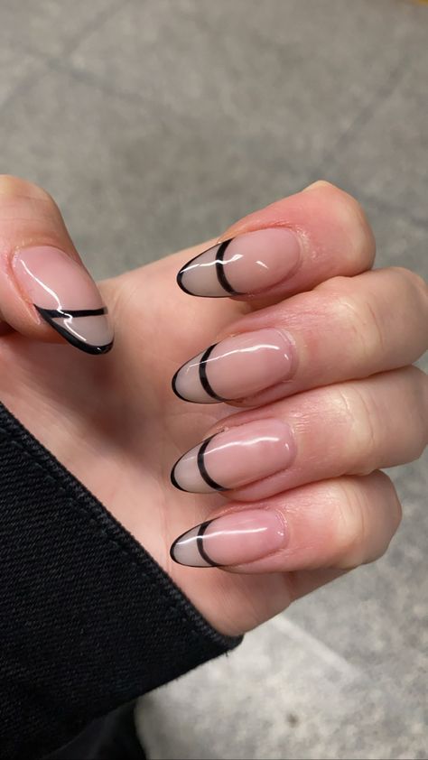 French tip nail art but instead of white it’s it lined in black Black French Tip Outline Nails, Black Line French Tip, French Tip With Extra Line, Outline French Tip Nails Square, Clear And Black Nail Designs, Black French Tip Outline, French Tip With Line Under, French Tip Outline Nails, Outlined French Tip Nails