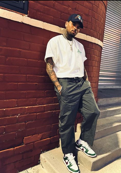 Mens Clothing Styles Streetwear, Men Street Outfit, G Eazy Style, Chris Brown Outfits, Sporty Outfits Men, Chris Brown Style, Men Streetwear Fashion, Breezy Outfit, Breezy Chris Brown