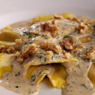 Butternut Squash Ravioli with Brown Butter Sauce @keyingredient #quick #cheese #chicken #delicious Ravioli With Brown Butter Sauce, Butter Squash Recipe, Inn Recipes, David Venable, Squash Ravioli, Chicken Paprikash, Pumpkin Risotto, Brown Butter Sauce, Butternut Squash Ravioli