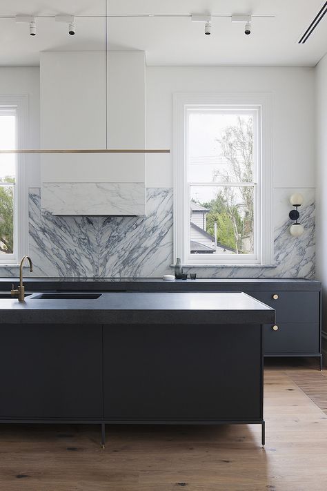 Amazing Renovation of A Victorian Home in Architecture & Interior design Blue Cabinetry, Old Victorian House, Model Dapur, Minimal Interior Design, Australian Interior Design, Kitchen Range Hood, Carrera Marble, Marble Counter, Home Luxury