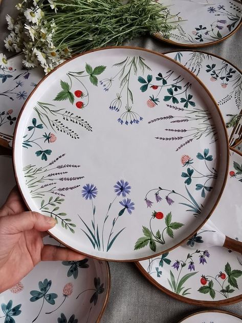 Painting Ideas On Ceramics, Keramik Painting, Assiette Design, Ceramics Painting, Diy Keramik, Ceramic Cafe, Painted Ceramic Plates, Diy Pottery Painting, Handmade Ceramics Plates