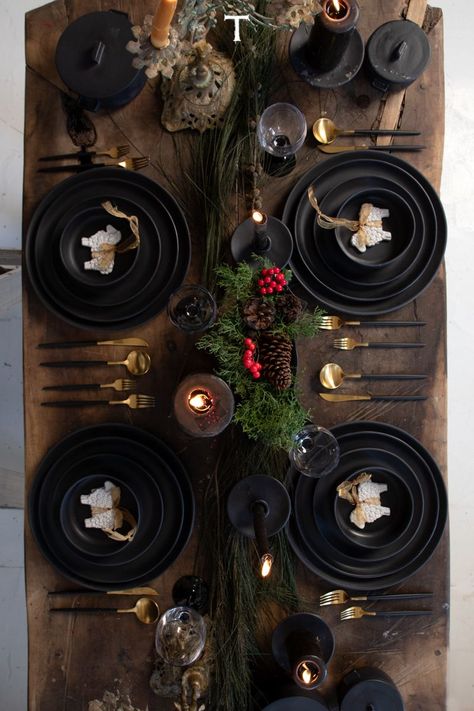 Christmas Dinner Table Settings Black, Black Christmas Table Setting, Interior Designer Aesthetic, Aesthetics Interior Design, Christmas Dinner Decorations, Black Christmas Decorations, Interior Design Aesthetic, Christmas Party Table, Aesthetic Interior Design