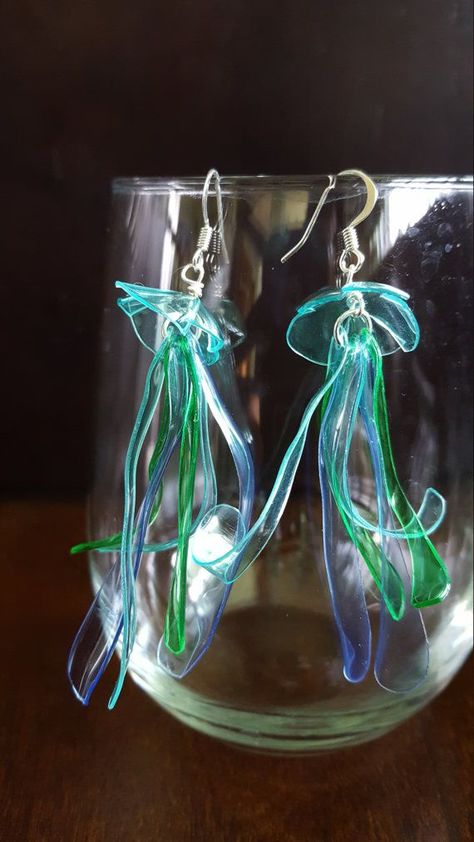 Bottle Jellyfish, Plastik Recycling, Bottles Decoration Diy, Jellyfish Earrings, Water Bottle Crafts, Upcycle Plastic, Plastic Bottle Flowers, Plastic Bottle Art, Recycled Art Projects