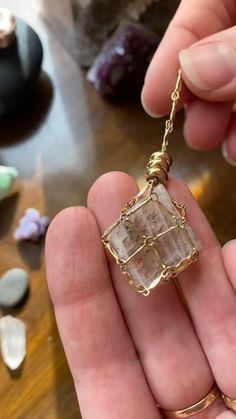 Lattice Sunstone, Wire Wrap Jewelry Designs, Wire Wrapped Jewelry Diy, Wire Jewelry Designs, So Satisfying, Beaded Jewelry Tutorials, Diy Wire Jewelry, Wire Work Jewelry, Jewelry Beaded