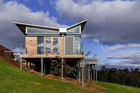 V shape roof and lot of glass Kubo House Design, Zona Bbq, Clerestory Roof, Hillside Houses, Province House, 1980s House, Tudor Style House, Beach Cottage Exterior, Pitch Roof