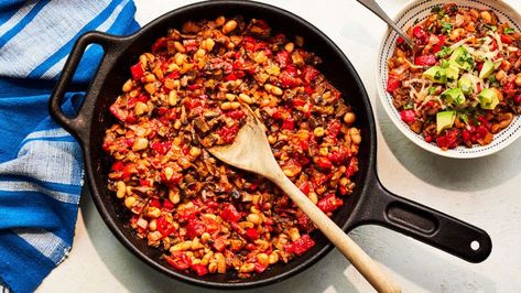 Vegetarian Skillet Chili Texas Chilli, Skillet Chili, Vegetarian Skillet, Chard Soup, Cheddar Grits, How To Cook Chili, Alfredo Bake, Barbecue Sandwiches, Chilli Recipe