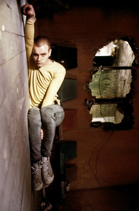 Trainspotting fashion looks Ewan Mcgregor Trainspotting, Film Cult, Pier Paolo Pasolini, Trainspotting, Ewan Mcgregor, Film Inspiration, Moving Pictures, Silver Screen, Film Serie