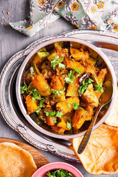 Kaddu Ki Sabzi - Sinfully Spicy Kaddu Sabzi Recipe, High Carb Vegetables, Indian Veggies, Indian Meals, Pumpkin Curry, Dried Chillies, Vegetarian Sides, Vegetarian Side Dishes, Indian Recipe