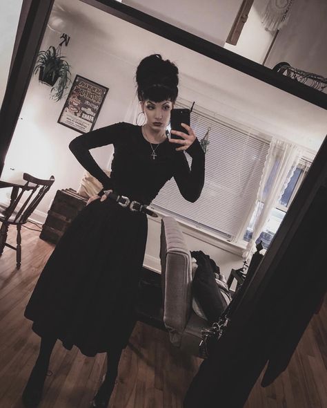 Work Appropriate Alt Outfits, Business Casual Goth Outfits, Adult Goth Fashion, Gothic Business Casual, Darkest Academia Outfit, Gothic Fits, Gothic Fashion Casual, Modern Witch Fashion, Edgy Work Outfits