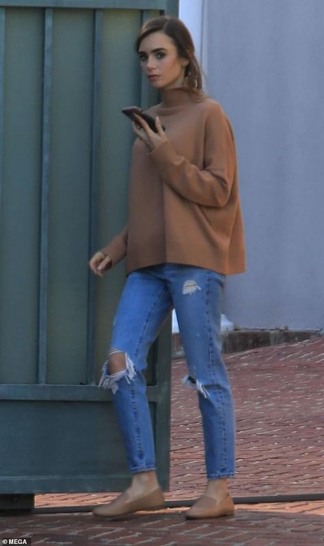 Coordinated look: Lily Collins looked incredibly stylish as she paired a loose-fitting bro... Brown Sweater Outfit Fall, Lili Collins Outfits, Blue Brown Outfit, Loose Sweater Outfit, Lily Collins Casual, Lily Collins Street Style, Blue And Brown Outfit, Brown Sweater Outfit, Jacket Types