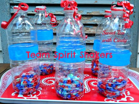 TEAM SPIRIT SHAKERS: Water bottles, beads, glitter, colored tape, ribbon, mascot images, etc... Have fun, y'all! Summer Swim Team, School Spirit Posters, Homecoming Poster Ideas, Pep Club, Rally Idea, Spirit Buttons, Homecoming Posters, Cheer Spirit, Team Motivation