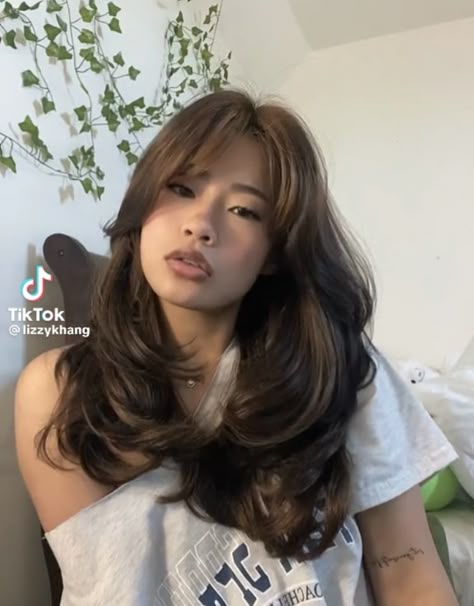 Butterfly Layered Haircut With Curtain Bangs, 90s Layered Hair Brown, Aesthetic Haircuts Round Face, Cute Haircuts With Layers, S Shape Bangs, Layered Hair 360, Hair Cut For Round Face Shape Girl, Best Hair Cuts For Round Face Medium, Hair Dye Ideas Natural